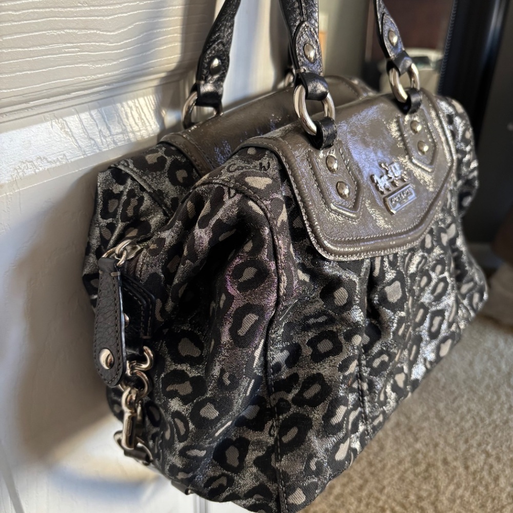 Stylish Leopard Print Handbag - image 3